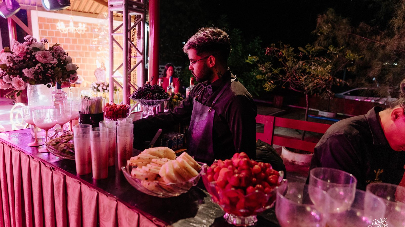 Bartender da VT operando bar em evento