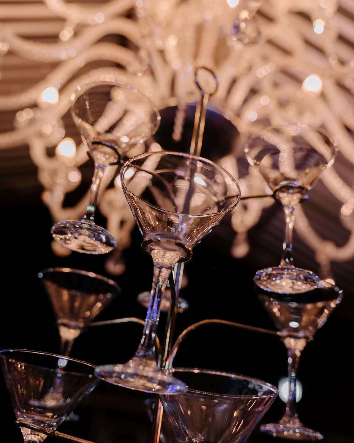 Taças e lustre em evento premium